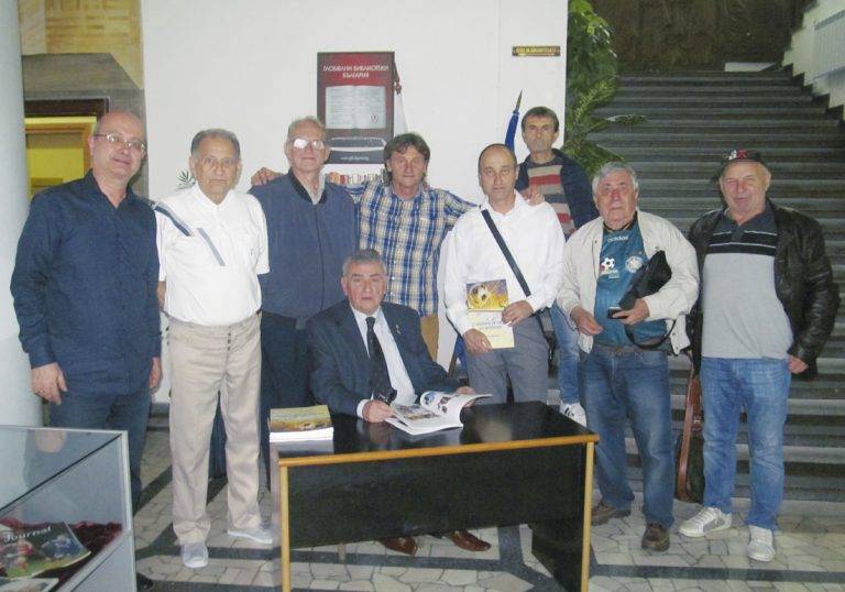 Спорт | Книгата “Сувенири от света на футбола” показва уникалната колекция на Веселин Комитов
