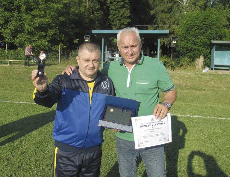 Спорт | Ветераните на “Левски-1986” и “Етър” с 4:4 на футболния празник в Стражица