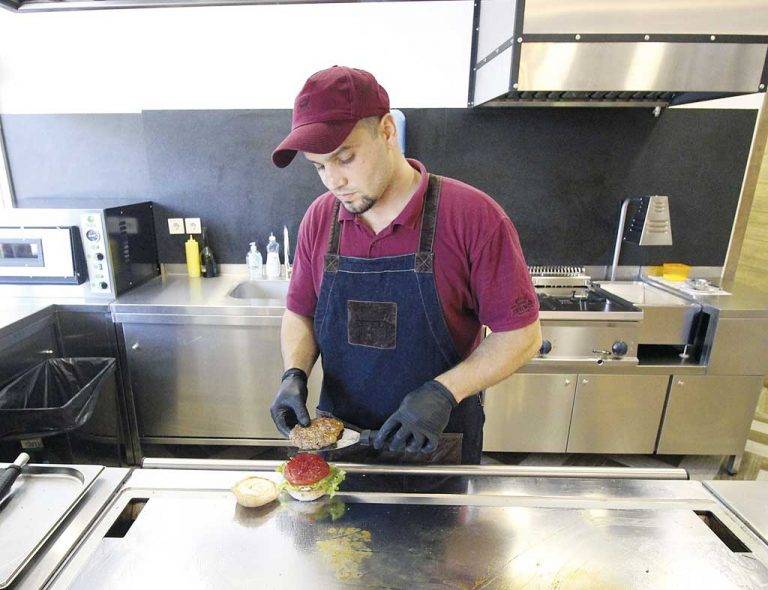 “Асеневци” създадоха Царството на бургера във Велико Търново