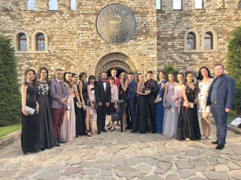 Горещи новини | Читателите на “Янтра ДНЕС” избраха  най-хубавите абитуриентски снимки