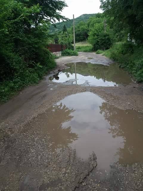 Горещи новини | Огромни локви превърнаха местността Дервеня в аквапарк