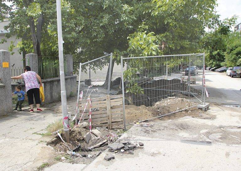 Горещи новини | Дълбок трап с открити кабели зее до входната врата на ДГ “Рада войвода”