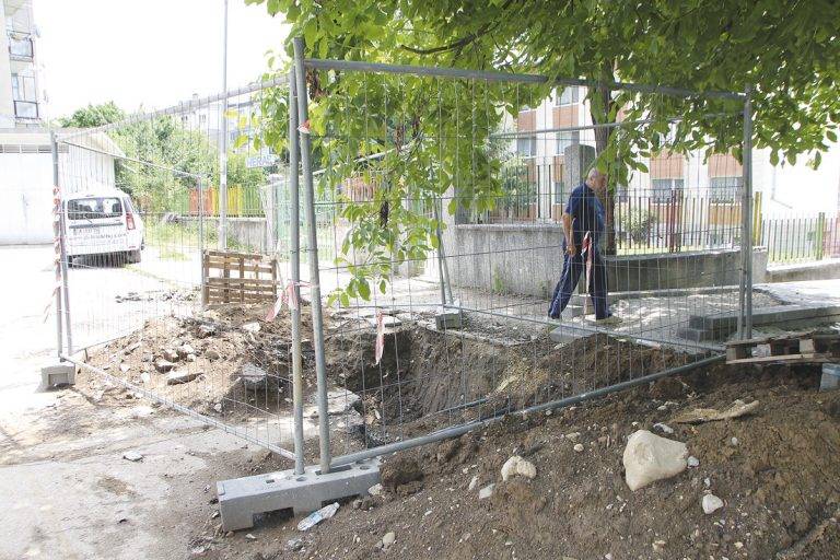 Дълбок трап с открити кабели зее до входната врата на ДГ “Рада войвода”