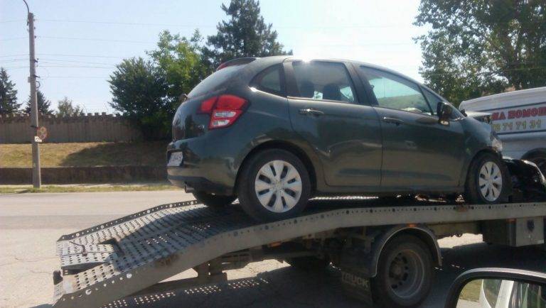 Горещи новини | Ситроен излетя и се приземи на тротоара до Беляковско шосе
