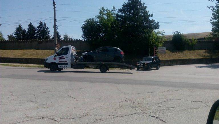 Ситроен излетя и се приземи на тротоара до Беляковско шосе