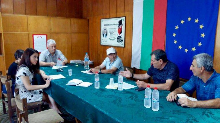 Десетки жители на селата Михалци и Караисен се срещнаха с депутата от ГЕРБ Станислава Стоянова