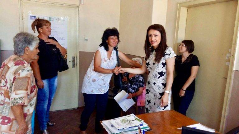 Десетки жители на селата Михалци и Караисен се срещнаха с депутата от ГЕРБ Станислава Стоянова