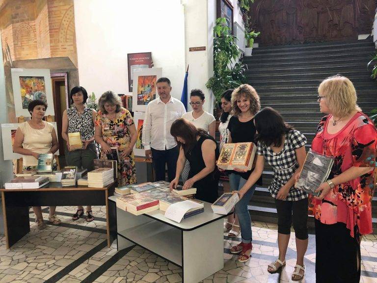 Георги Марков дари 131 нови книги на търновската библиотека