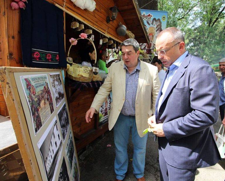 Тонове мезета изядоха гостите на Празника на горнооряховския суджук