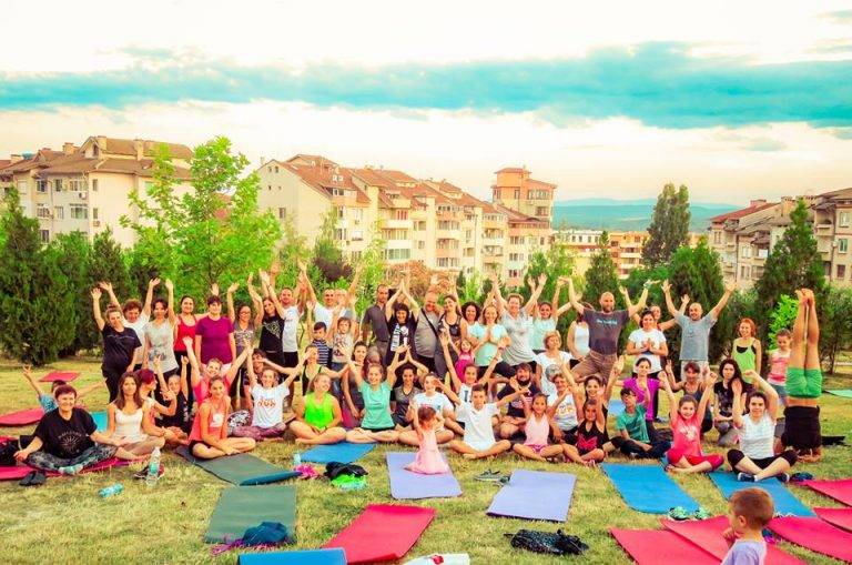 Здраве | Ентусиасти от близо и далеч играят йога във В. Търново