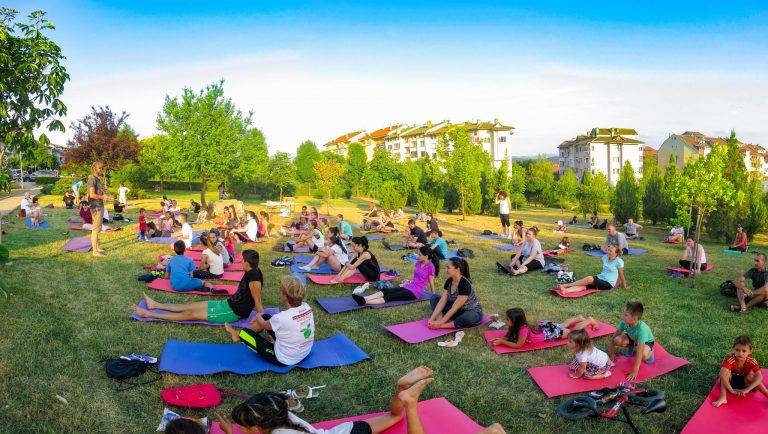 Ентусиасти от близо и далеч играят йога във В. Търново