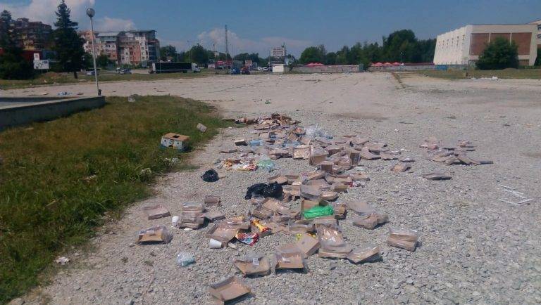 Кой ще почисти след големия концерт? (снимки)