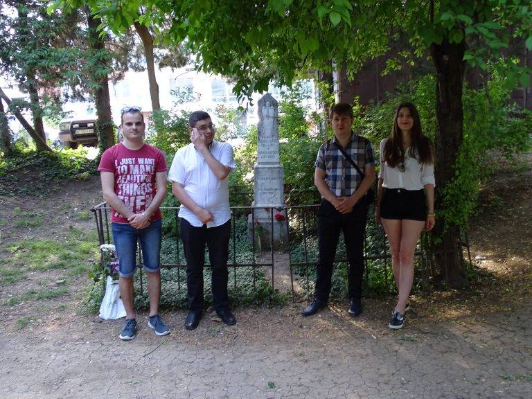Младежите от БСП с дарителска кампания за спасяване на паметника на Никола Габровски