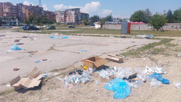 Горещи новини | Кой ще почисти след големия концерт? (снимки)