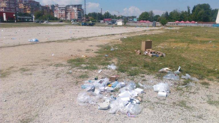 Кой ще почисти след големия концерт? (снимки)