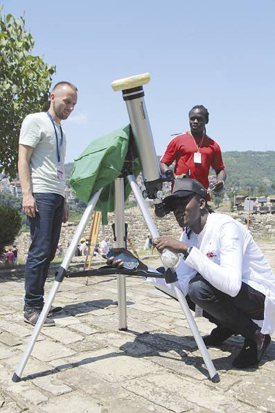 Общество | Туристи от цял свят наблюдаваха  с телескоп небето над Царевец