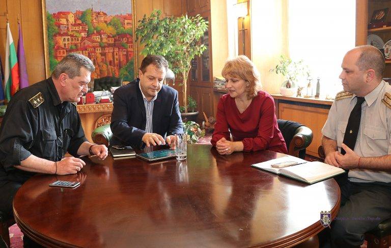 Общество | Почистват коритото на Янтра край храма „Свети 40 мъченици“ след спиране на валежите