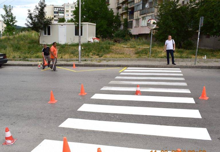 С огледало натоварена пешеходна пътека  във великотърновския квартал „Бузлуджа“ става по-безопасна