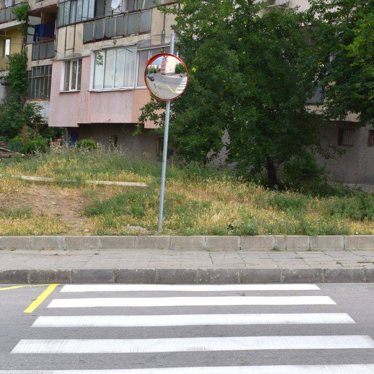 С огледало натоварена пешеходна пътека  във великотърновския квартал „Бузлуджа“ става по-безопасна