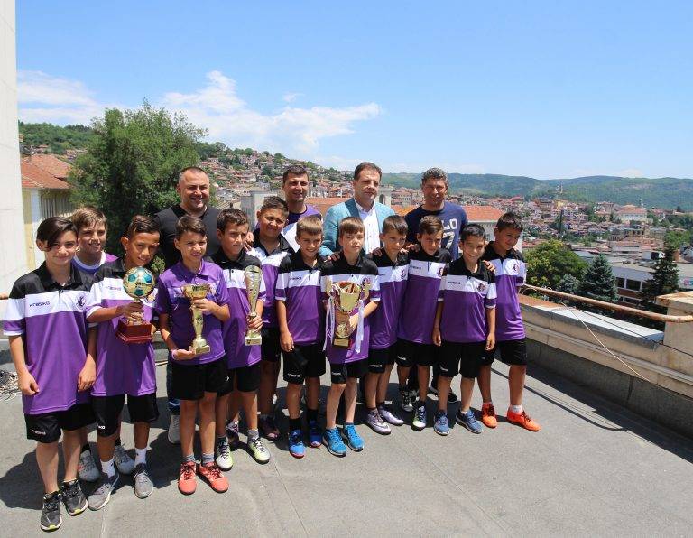 Спорт | Кметът Даниел Панов прие децата  на “Етър”, обеща им терена за есента