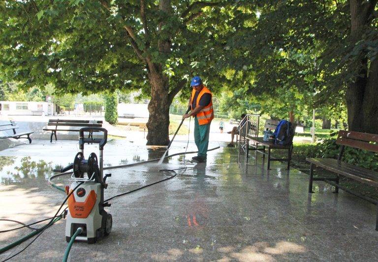 Общество | Мият парка с водоструйка