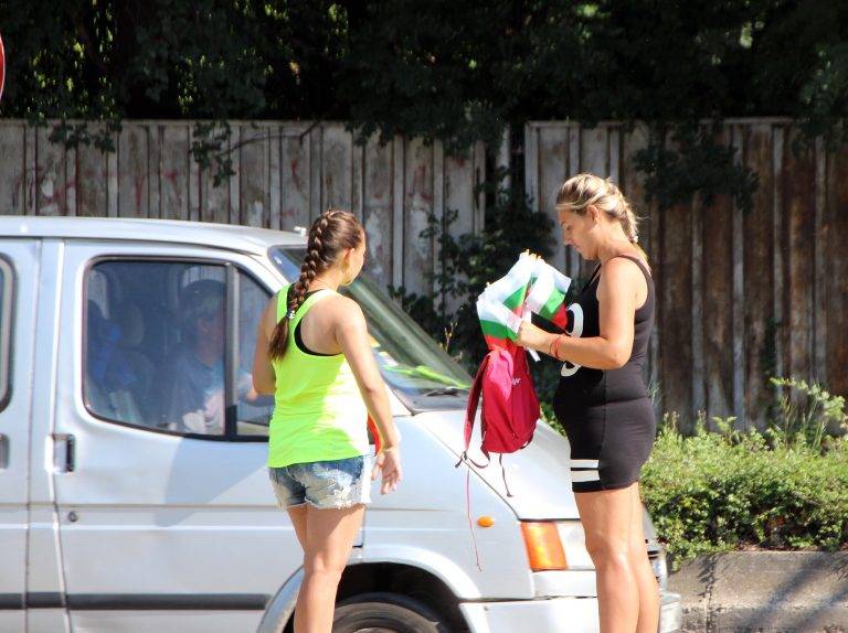 Горещи новини | Мними глухонеми продават знамена по кръстовищата