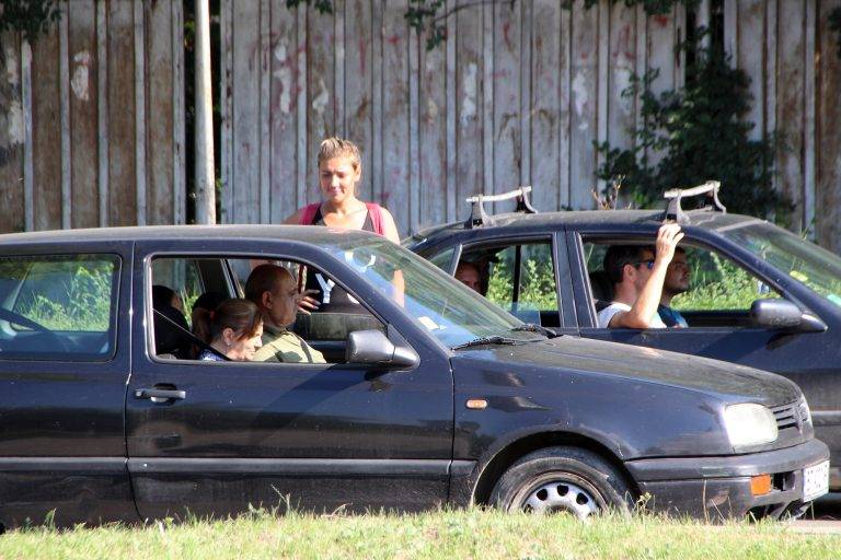 Мними глухонеми продават знамена по кръстовищата