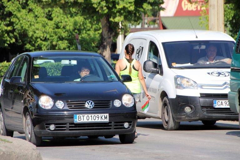 Мними глухонеми продават знамена по кръстовищата