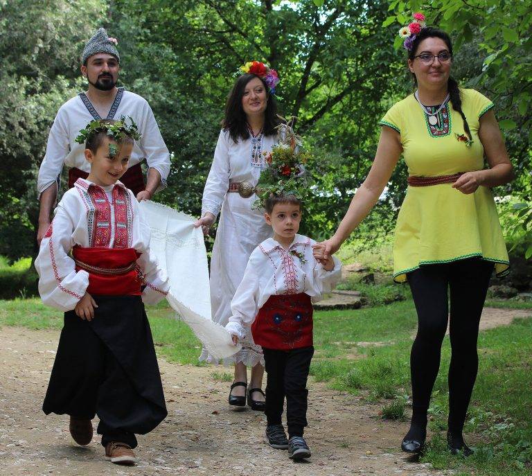 Горещи новини | На Еньовден вдигнаха първата сватба на Хотнишкия водопад