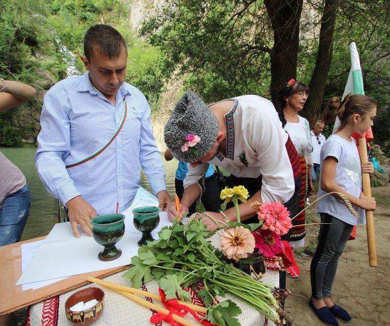 На Еньовден вдигнаха първата сватба на Хотнишкия водопад