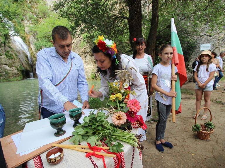 На Еньовден вдигнаха първата сватба на Хотнишкия водопад