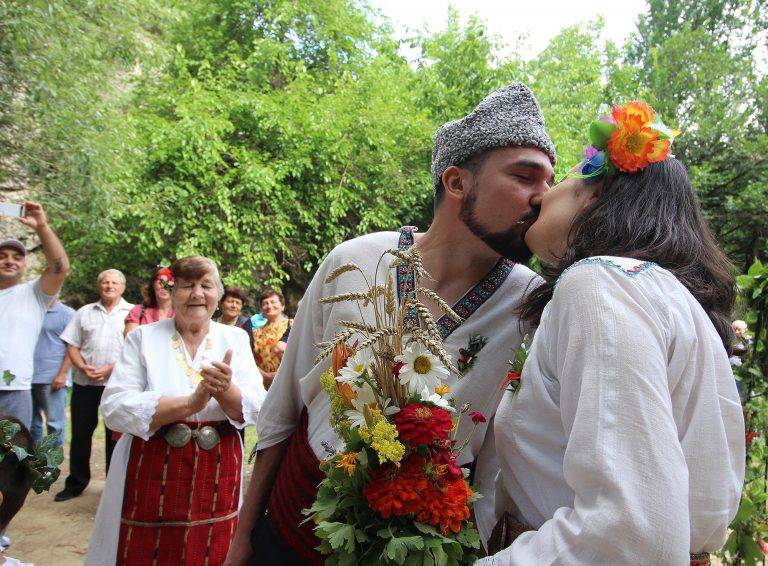 На Еньовден вдигнаха първата сватба на Хотнишкия водопад