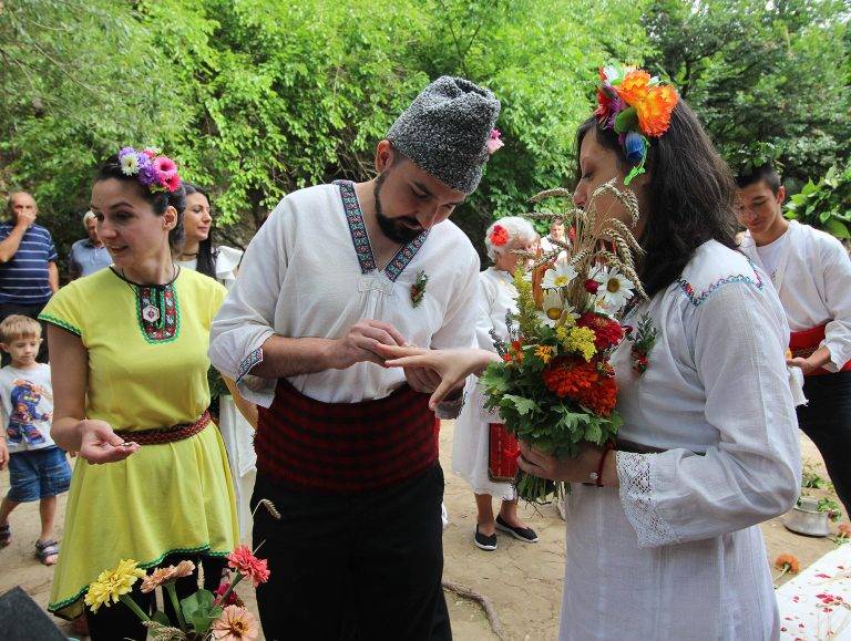 На Еньовден вдигнаха първата сватба на Хотнишкия водопад