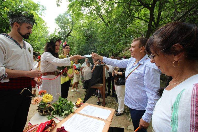 На Еньовден вдигнаха първата сватба на Хотнишкия водопад