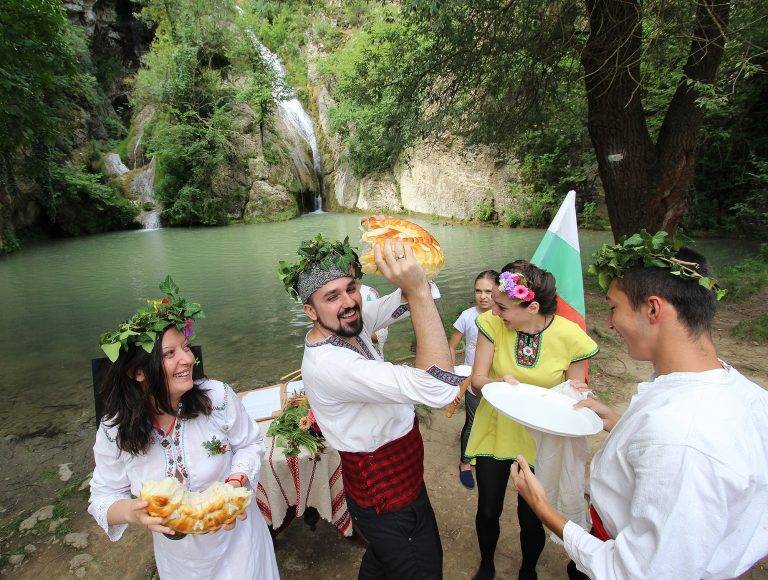 На Еньовден вдигнаха първата сватба на Хотнишкия водопад