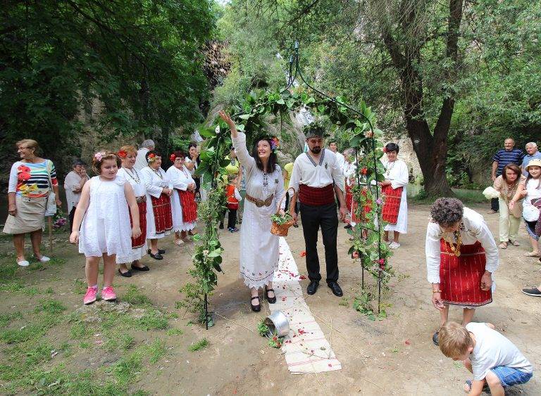 На Еньовден вдигнаха първата сватба на Хотнишкия водопад