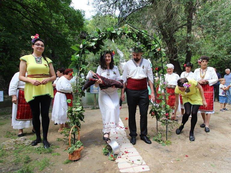 На Еньовден вдигнаха първата сватба на Хотнишкия водопад