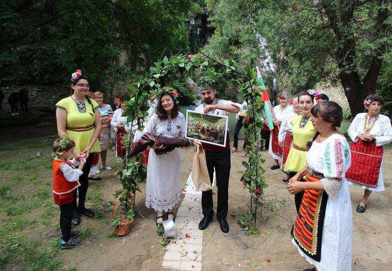 На Еньовден вдигнаха първата сватба на Хотнишкия водопад