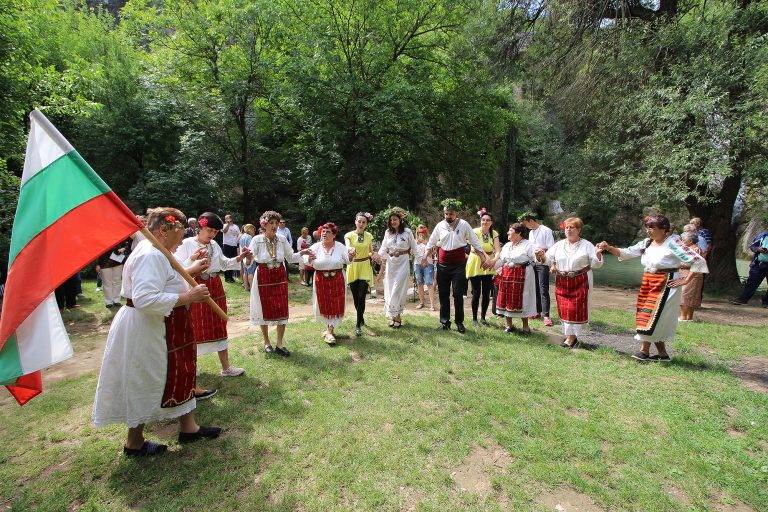 На Еньовден вдигнаха първата сватба на Хотнишкия водопад