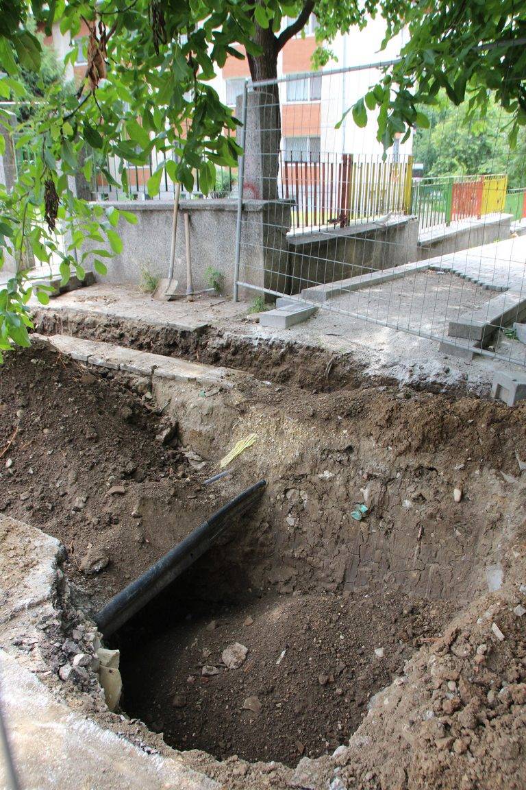 Горещи новини | След като в. “Янтра ДНЕС” писа зариват изкопа пред детската градина в кв. “Чолаковци”