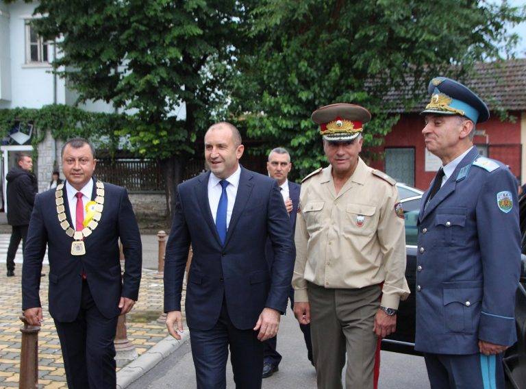 Президентът Румен Радев почете празника на Павликени, дариха го с везана риза (снимки)