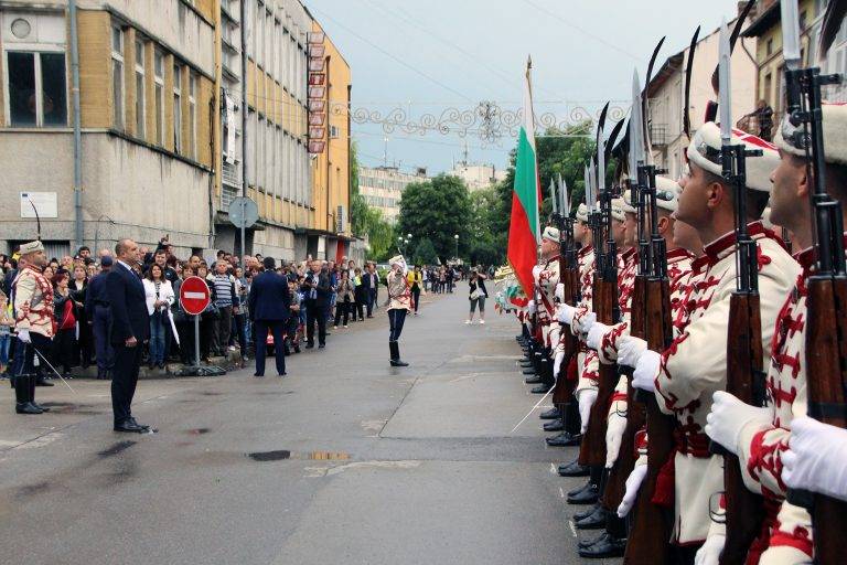 Президентът Румен Радев почете празника на Павликени, дариха го с везана риза (снимки)