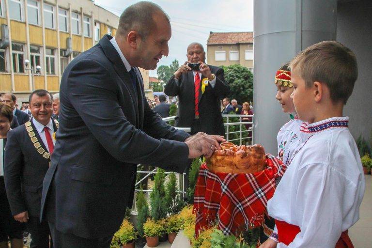 Горещи новини | Президентът Румен Радев почете празника на Павликени, дариха го с везана риза (снимки)