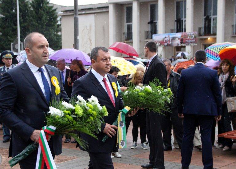 Президентът Румен Радев почете празника на Павликени, дариха го с везана риза (снимки)