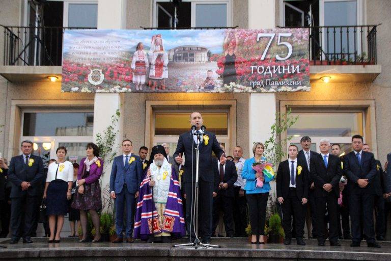 Президентът Румен Радев почете празника на Павликени, дариха го с везана риза (снимки)