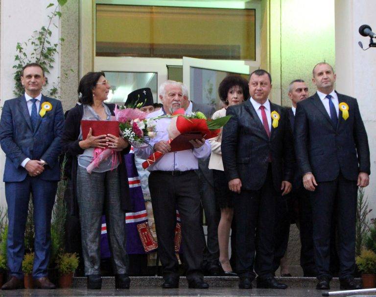 Президентът Румен Радев почете празника на Павликени, дариха го с везана риза (снимки)
