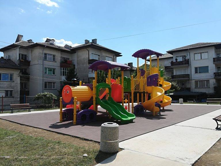 Общество | Продължава обновяването на детските площадки във Велико Търново