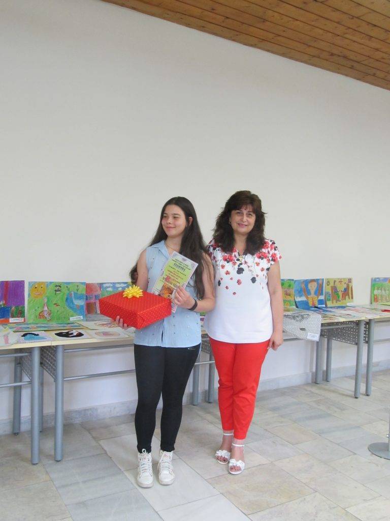 Горещи новини | 150 творби събра лясковският конкурс, в който деца  рисуваха традициите на родния си край