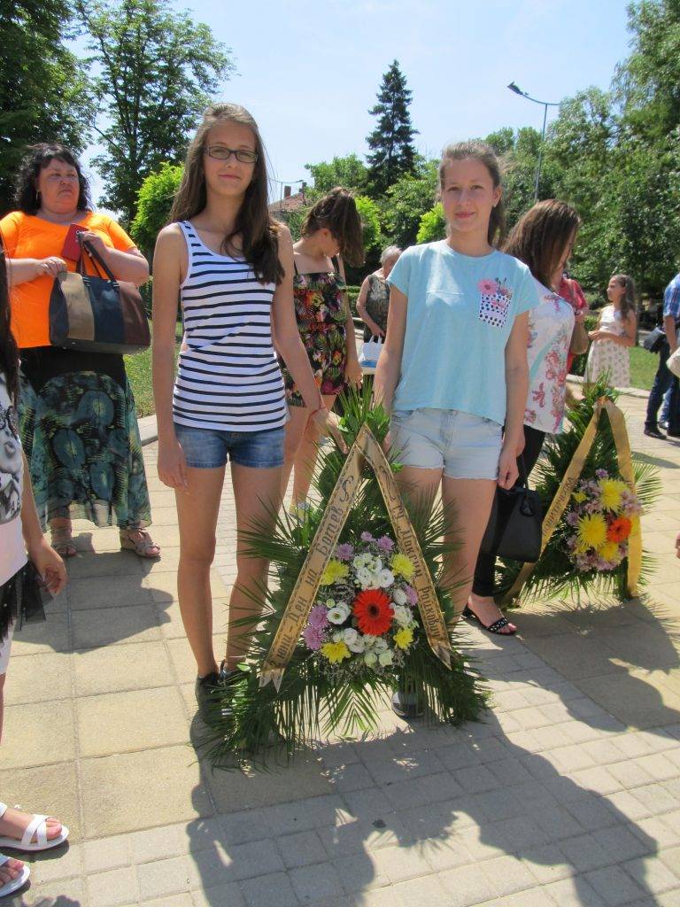 Цветя в памет на Ботев и всички герои положиха лясковчани