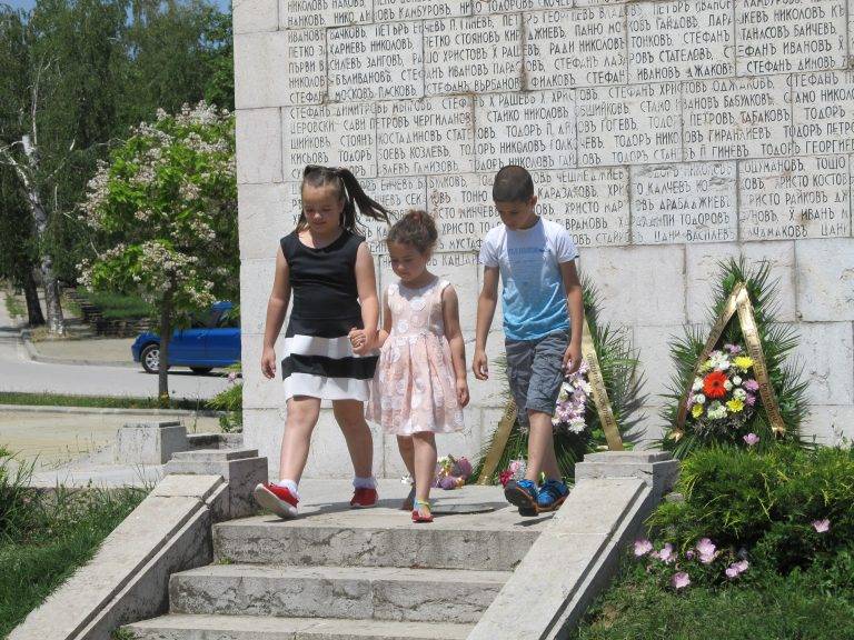 Горещи новини | Цветя в памет на Ботев и всички герои положиха лясковчани